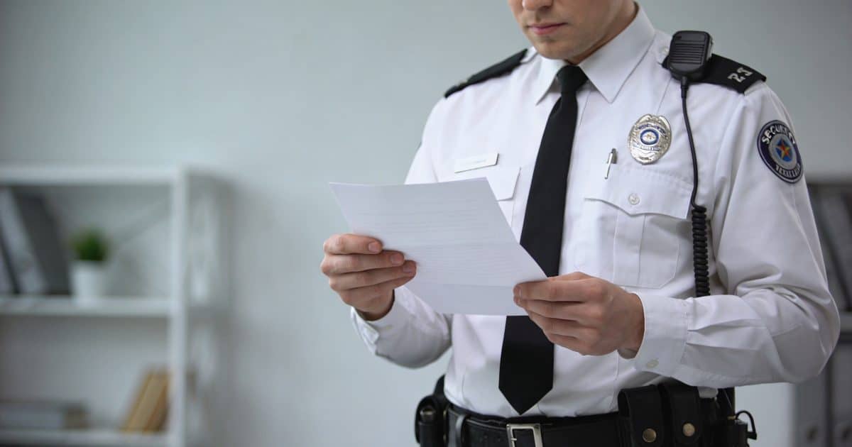 Agent de securite en uniforme lisant une lettre