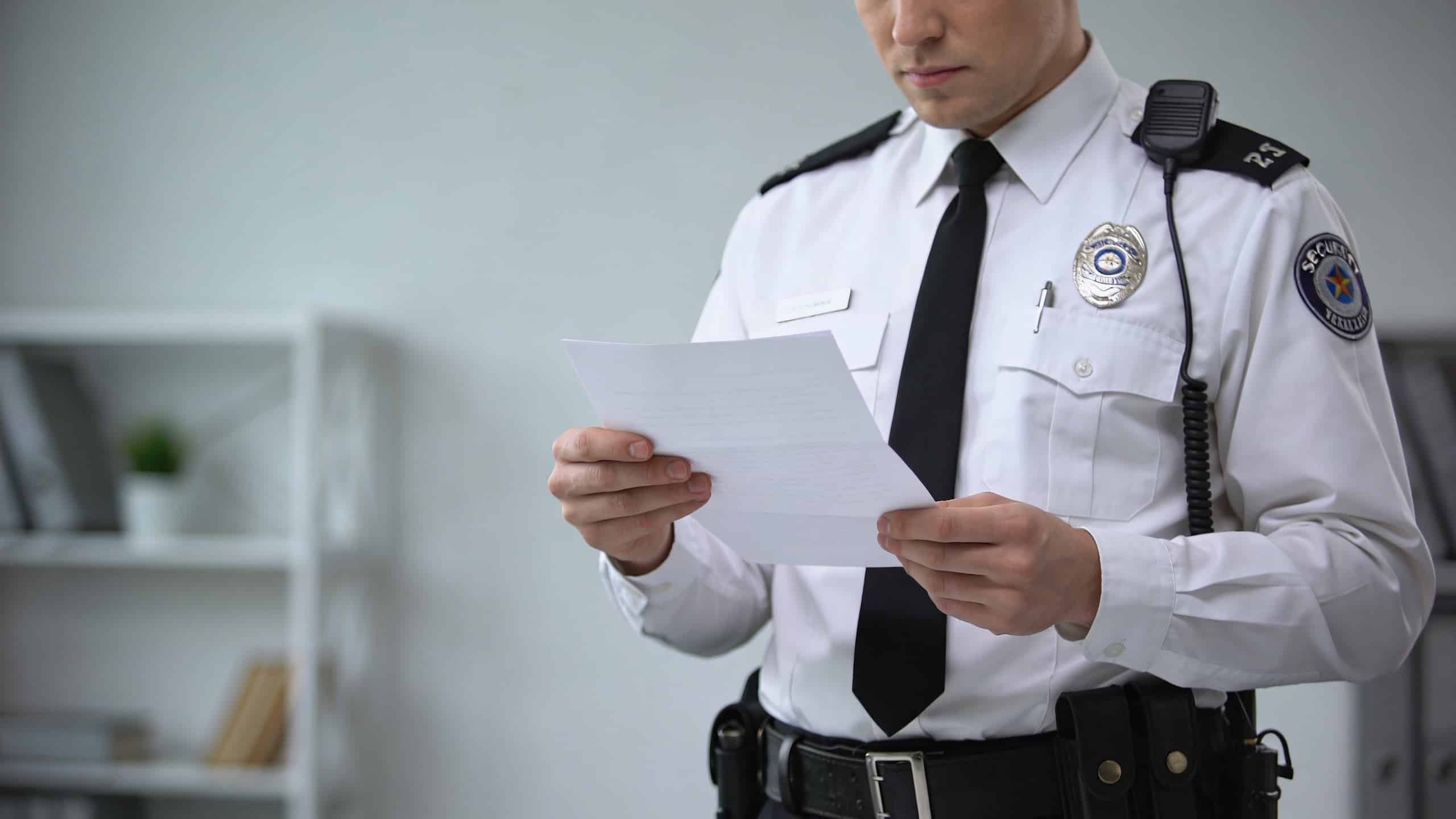 Agent de securite en uniforme lisant une lettre