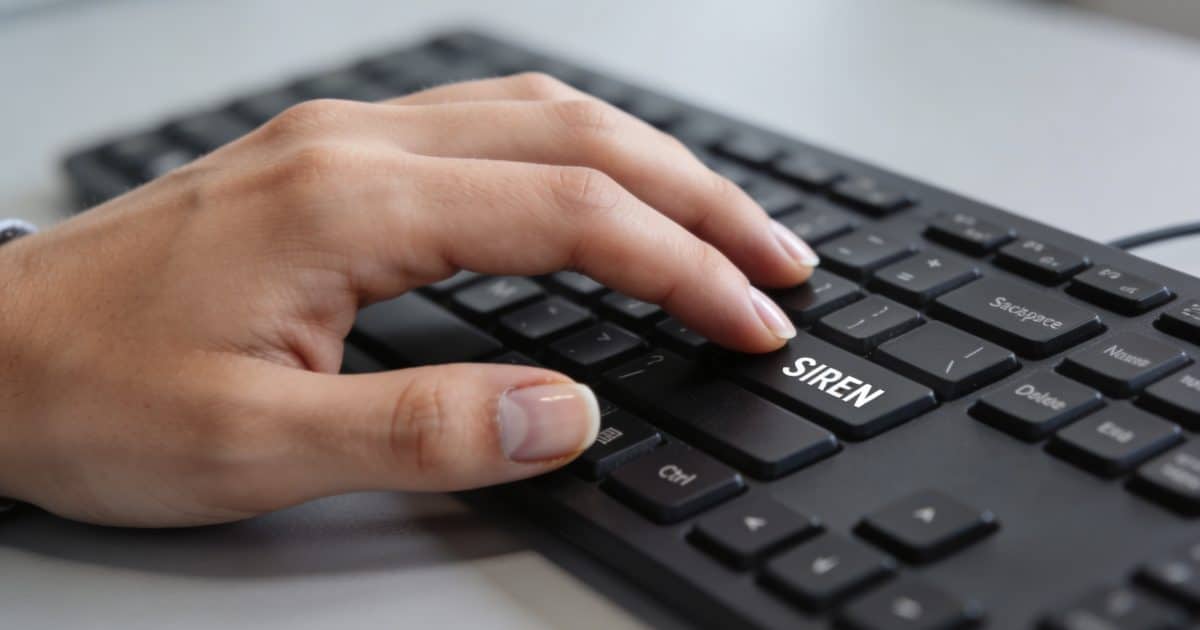 fonctionnaire tape un numero siren sur clavier