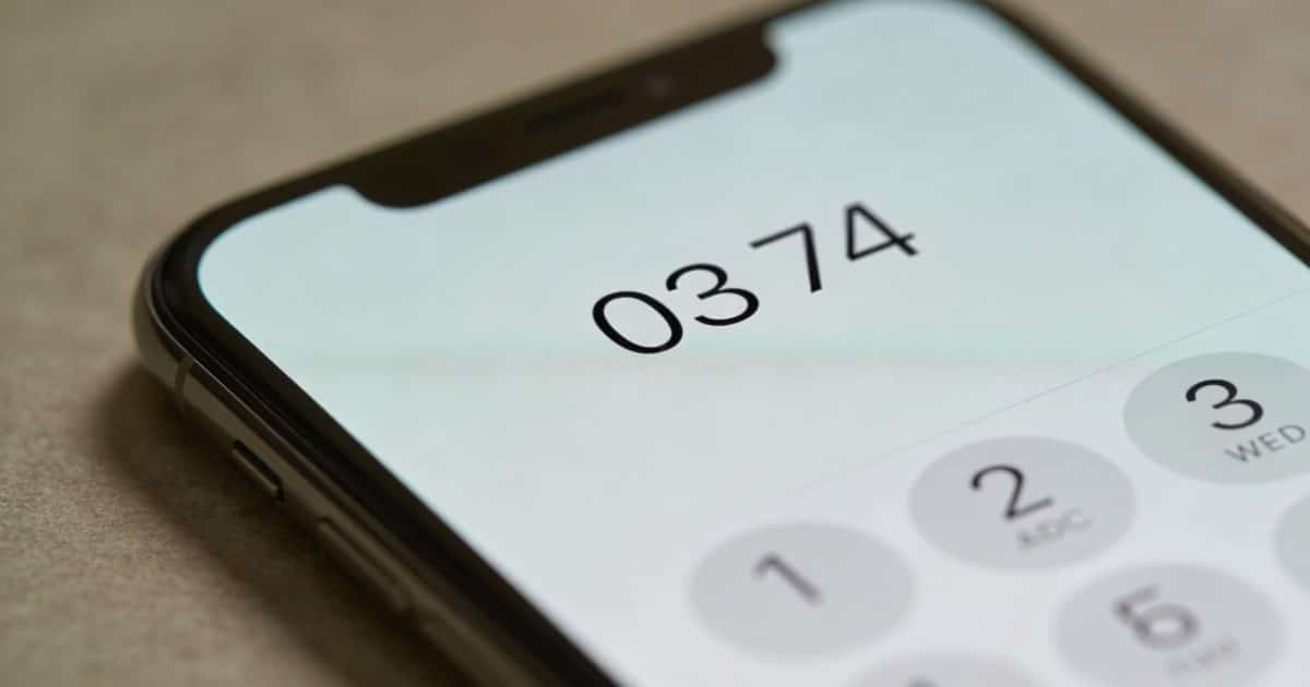 gros plan sur telephone affichant indicatif 03 74