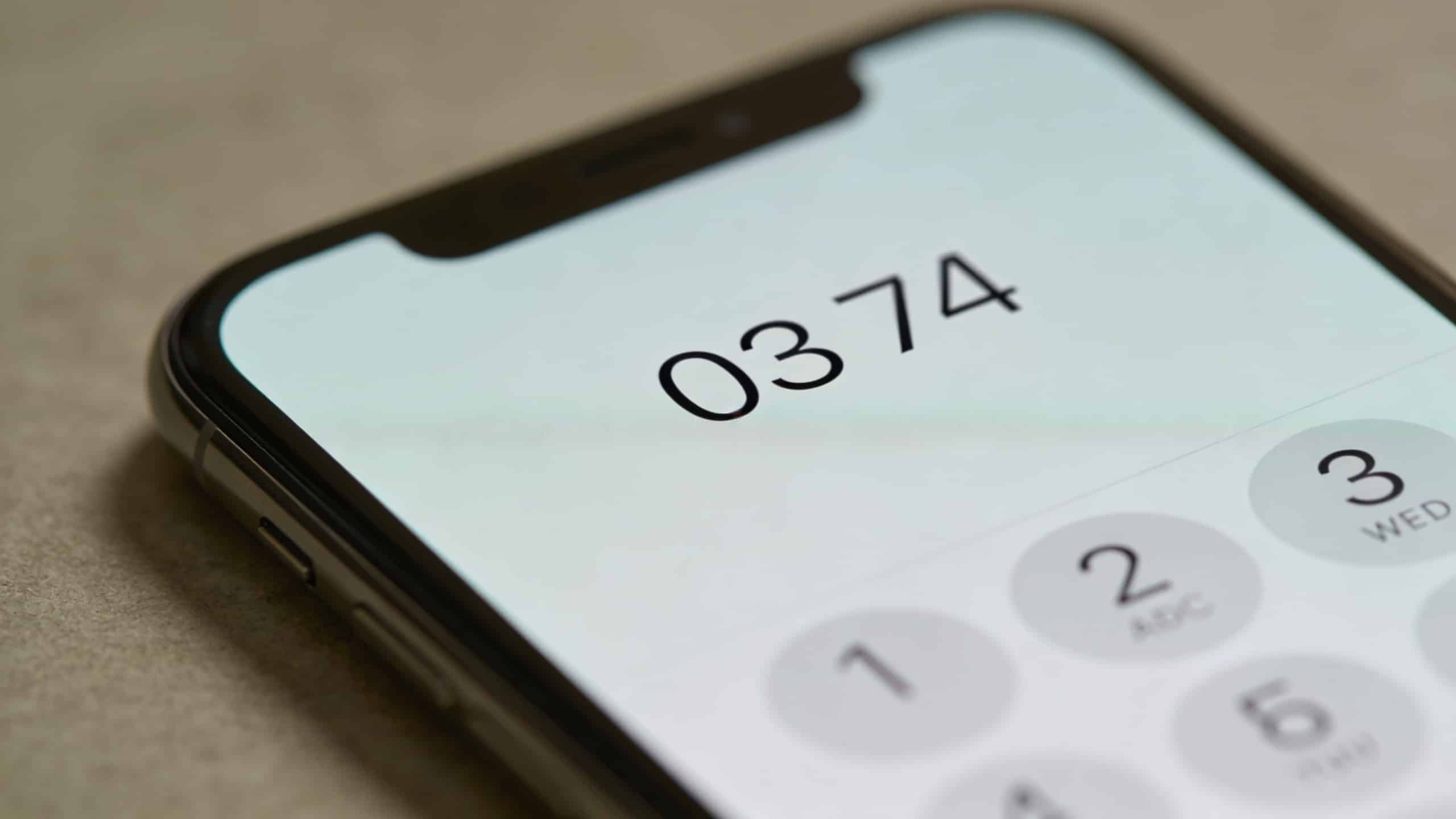 gros plan sur telephone affichant indicatif 03 74