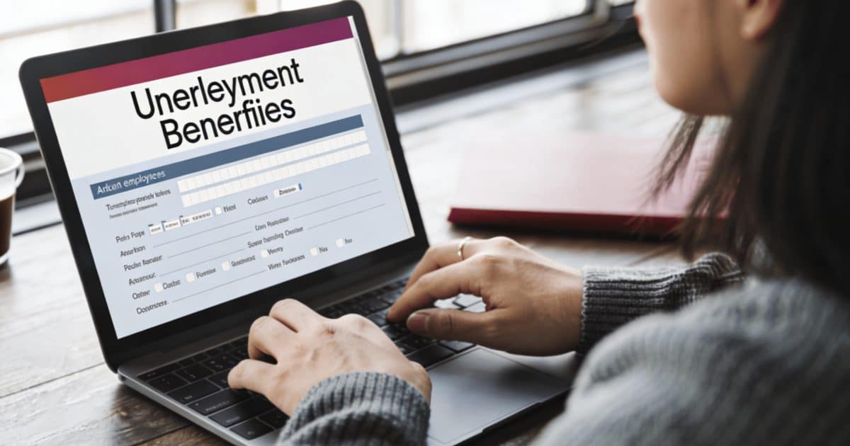 jeune employe assis devant ordinateur consultant allocation chomage