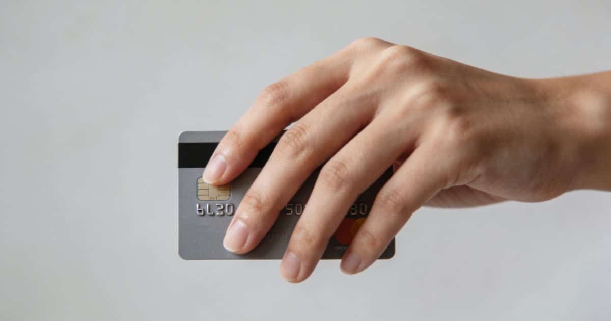 main tenant une carte bancaire masque les chiffres