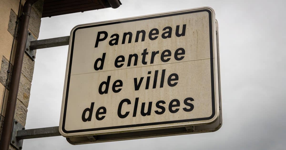 Panneau d entree de ville de Cluses sous ciel gris