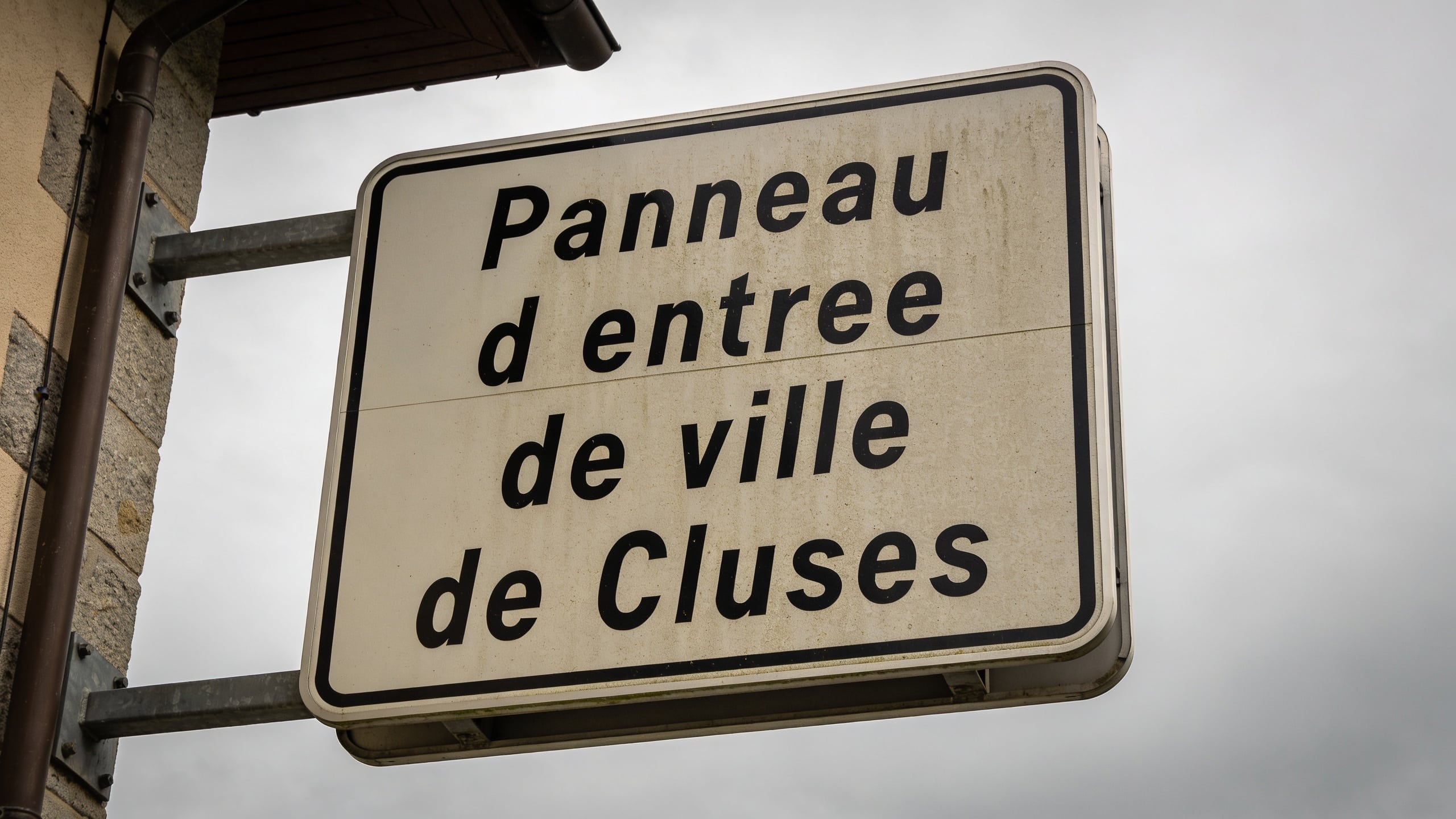 Panneau d entree de ville de Cluses sous ciel gris