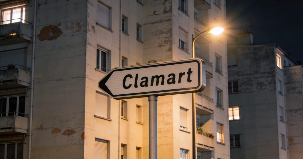 Panneau routier Clamart devant immeubles defraichis la nuit