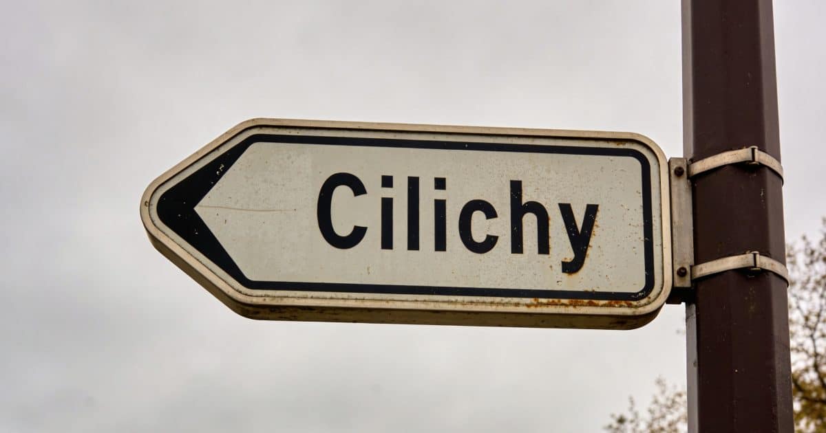 Panneau de rue use sous ciel gris a Clichy