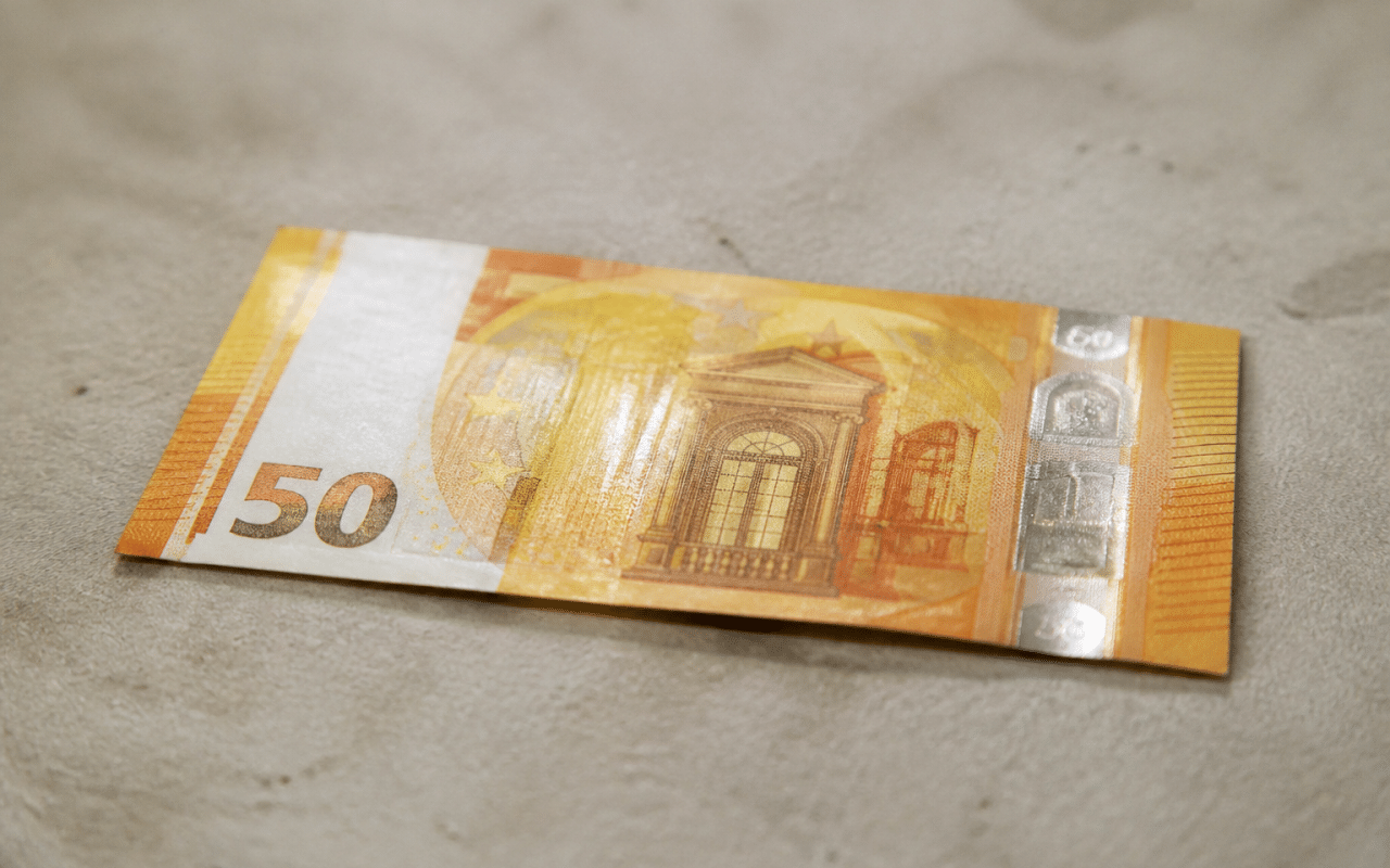 Billet de cinquante euros jaune posé à plat sur surface
