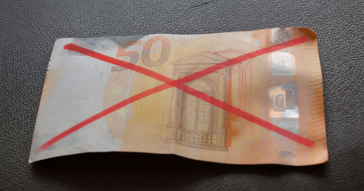 Billet de cinquante euros barré d'une croix rouge.