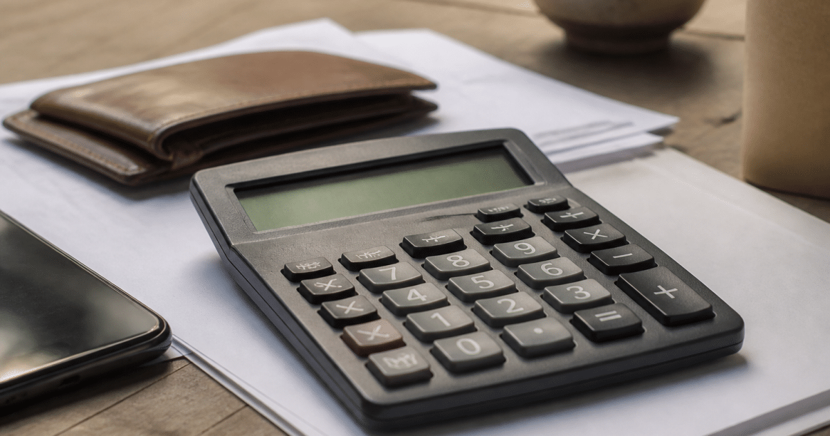Calculatrice affichant des chiffres couts transactions commerciales