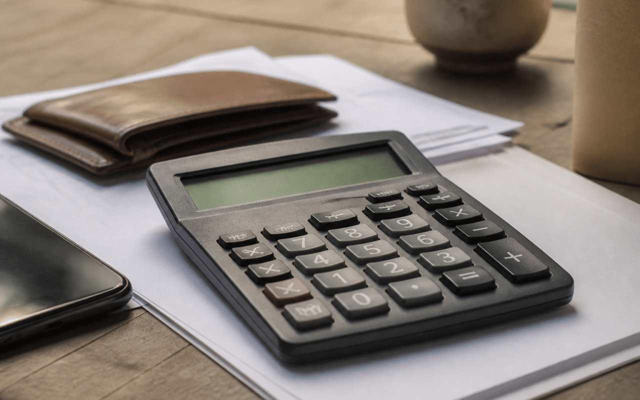 Calculatrice affichant des chiffres couts transactions commerciales