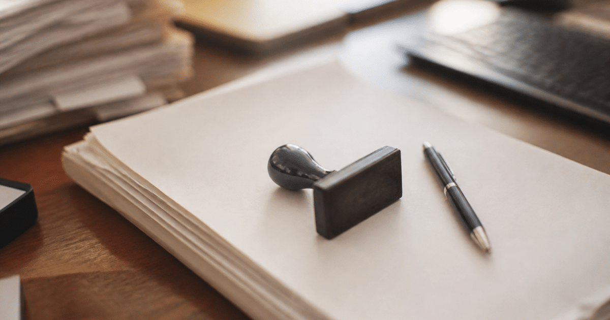 Document administratif avec tampon approuve sur bureau avec stylo
