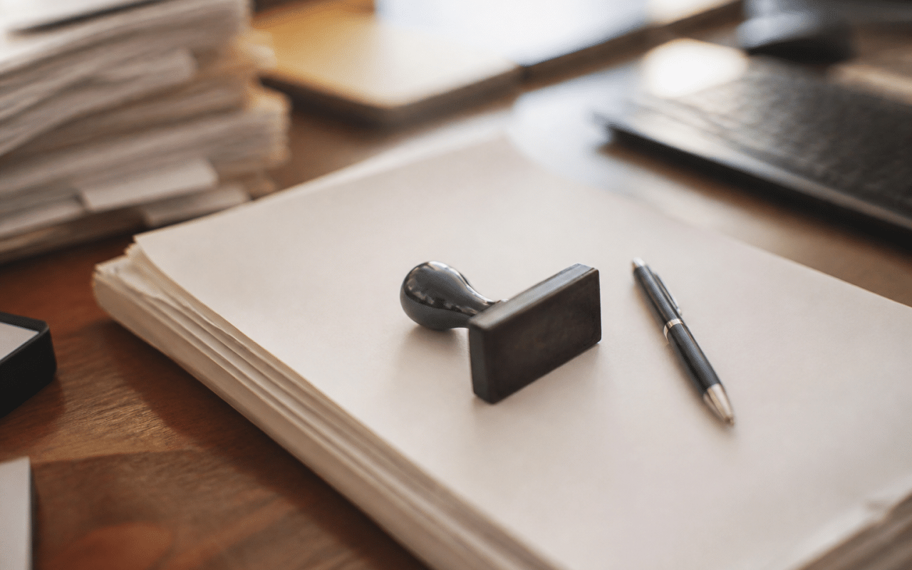 Document administratif avec tampon approuve sur bureau avec stylo