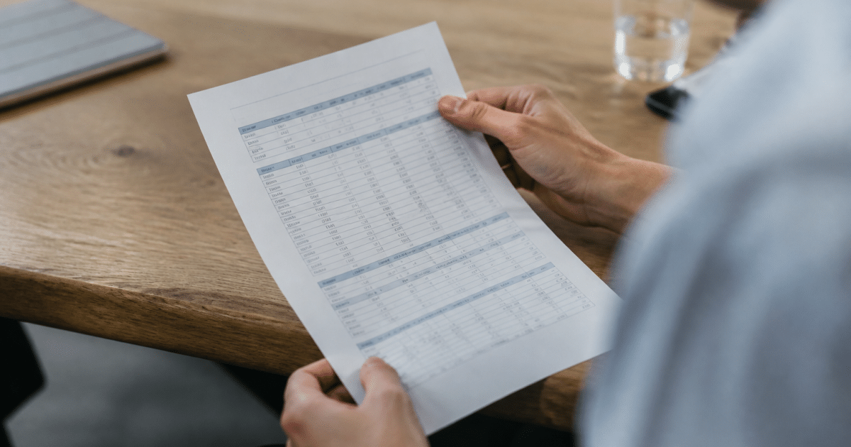 Document papier avec tableaux de chiffres salariaux affichés.