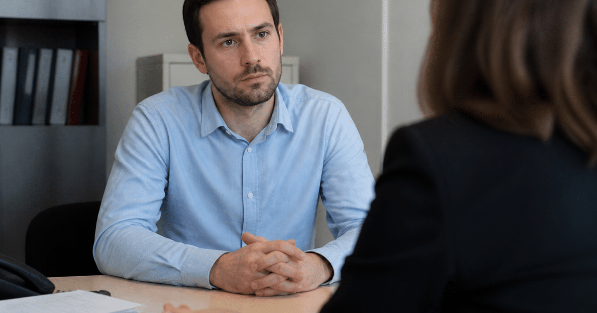 Employe assis face a un bureau attend document de fin contrat