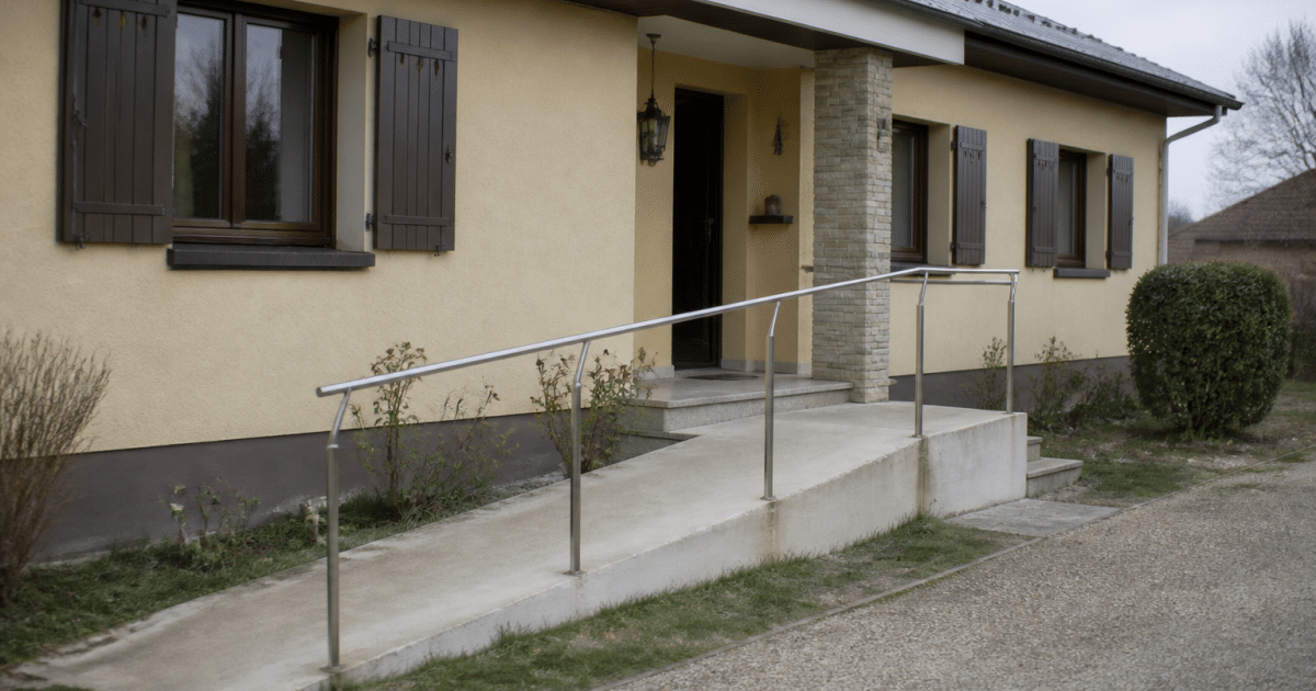 Facade de maison basse avec rampe d'acces pour personne agee