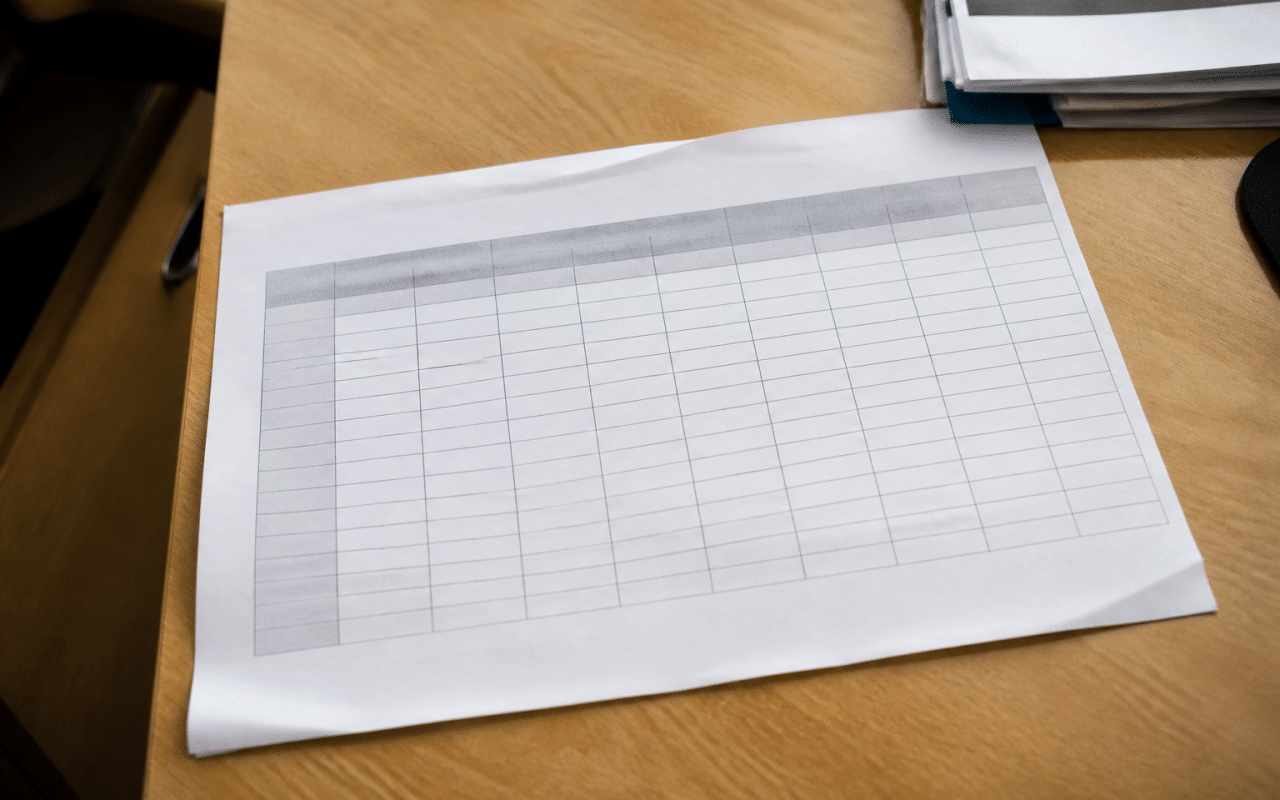 Document papier affichant barème salaires educateur specialise 2025