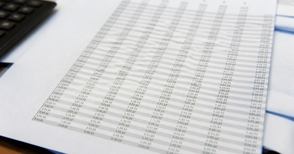 Document papier affichant colonnes chiffres salaires mensuels 2025