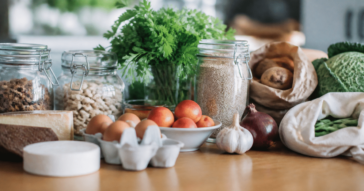 Ingredients et provisions alimentaires alignes sur surface plane.
