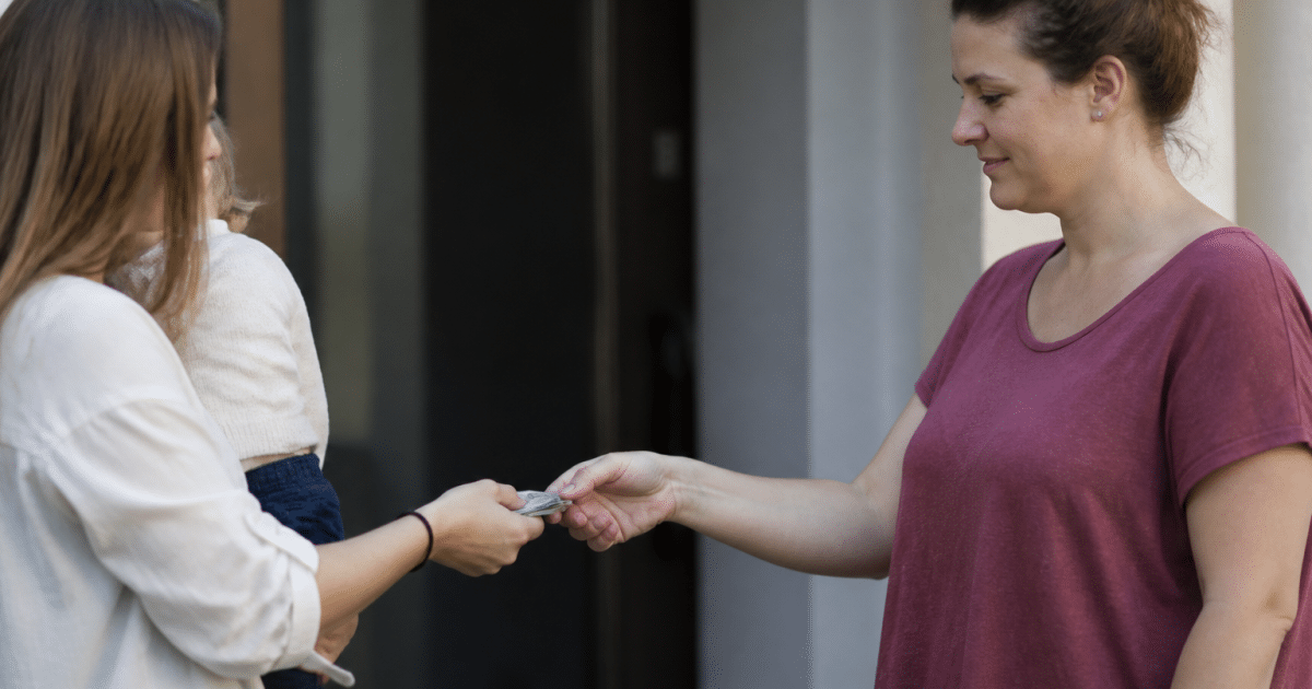 Parent remettant argent liquide a gardienne d'enfants