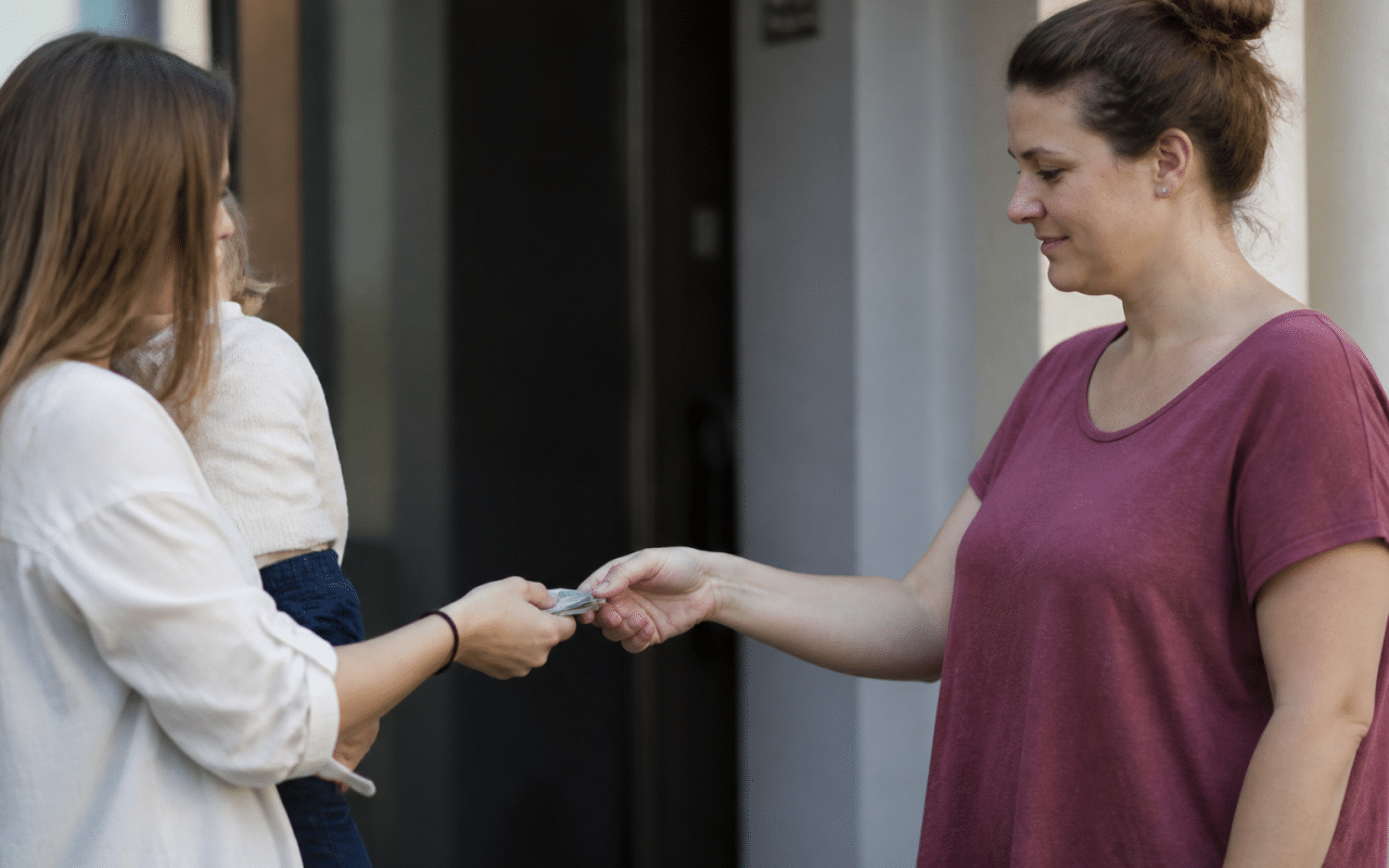 Parent remettant argent liquide a gardienne d'enfants