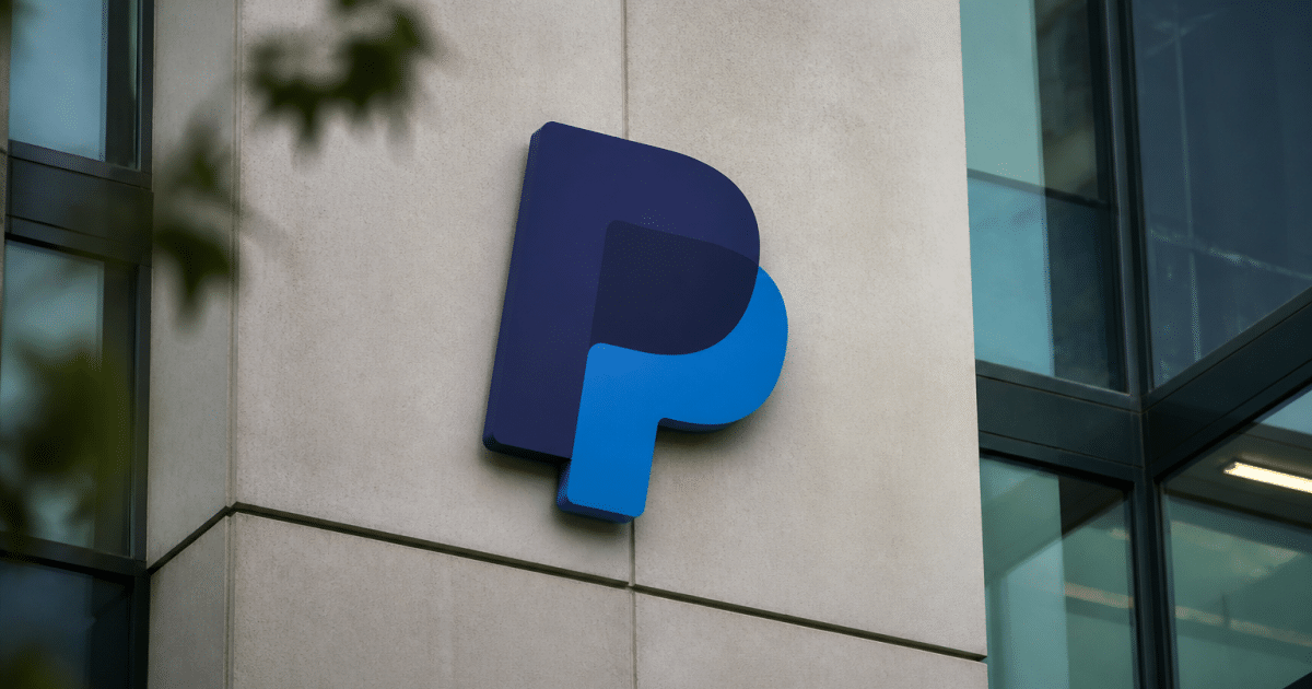 Logo PayPal affiche sur facade batiment europeen moderne