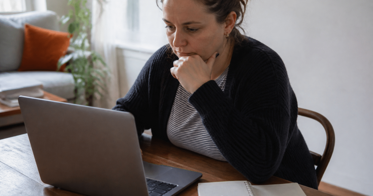 Personne consultant ordinateur portable pour calcul financier logement.