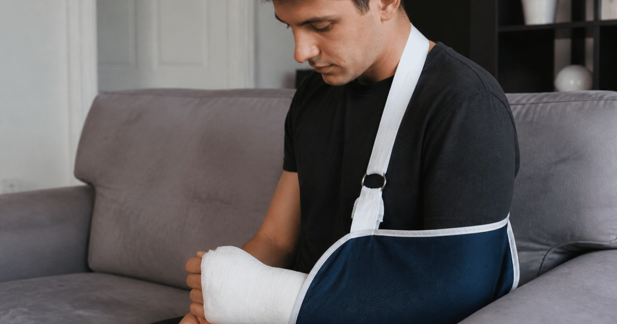 Personne immobilisee avec plâtre et écharpe de soutien.