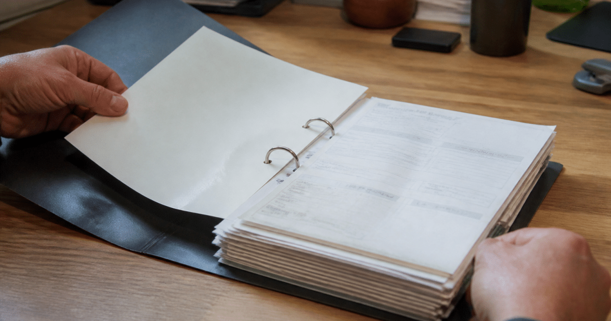 Document fiscal montrant prelevement sur heritage dans classeur ouvert
