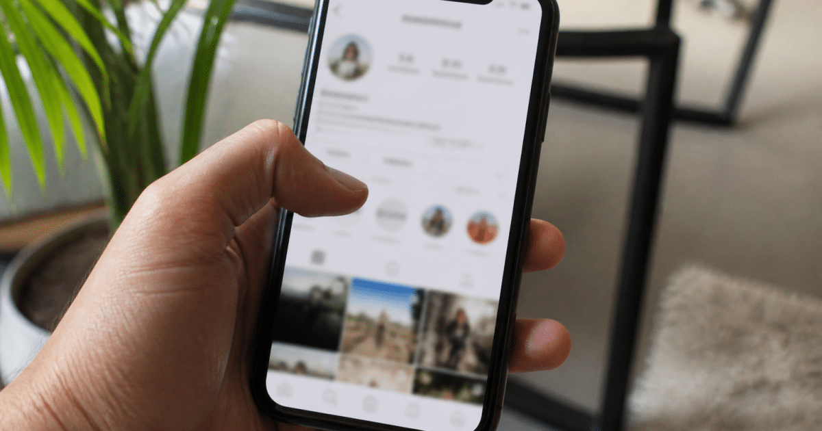 Telephone affichant le nombre de followers Instagram croissant.