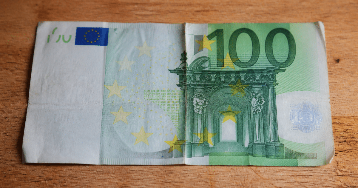 Vieux billet de cent euros posé à plat horizontalement.