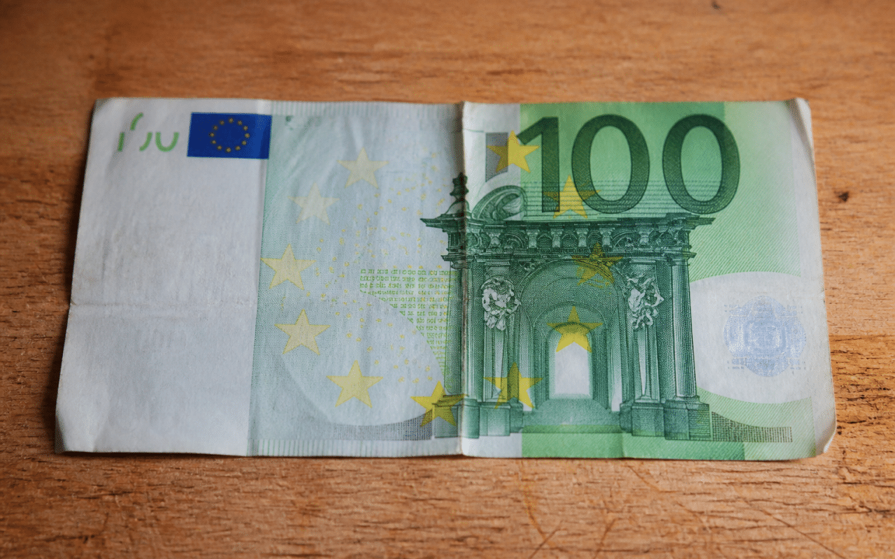 Vieux billet de cent euros posé à plat horizontalement.