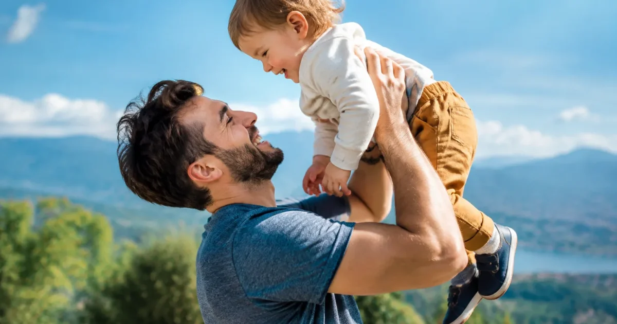 Adulte seul levant petit enfant dans ses bras