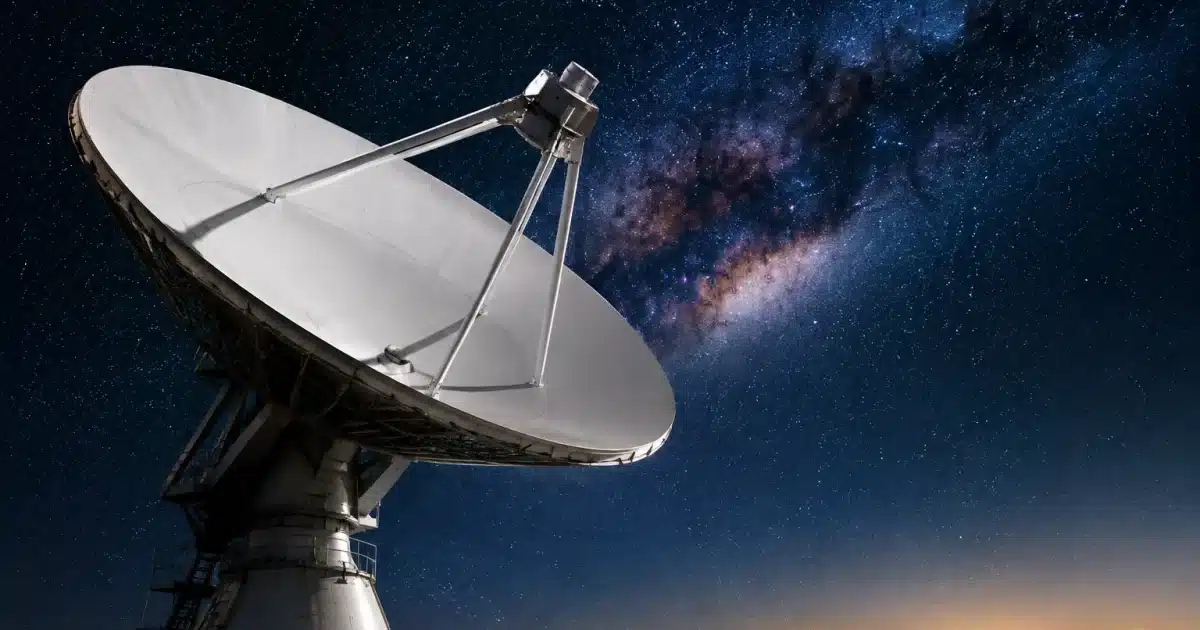 Antenne parabolique orientée vers le ciel nocturne étoilé