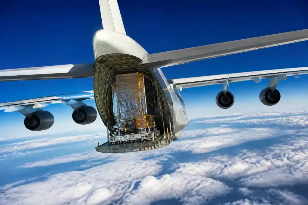 Avion geant transportant satellites en orbite terrestre basse