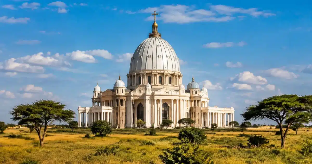 Imposante basilique blanche dressée au milieu savane africaine vaste