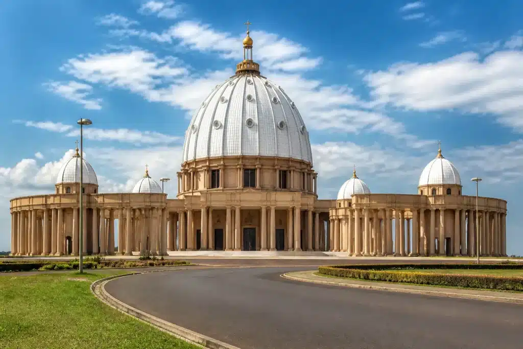 Basilique monumentale blanche avec dôme doré à Yamoussoukro