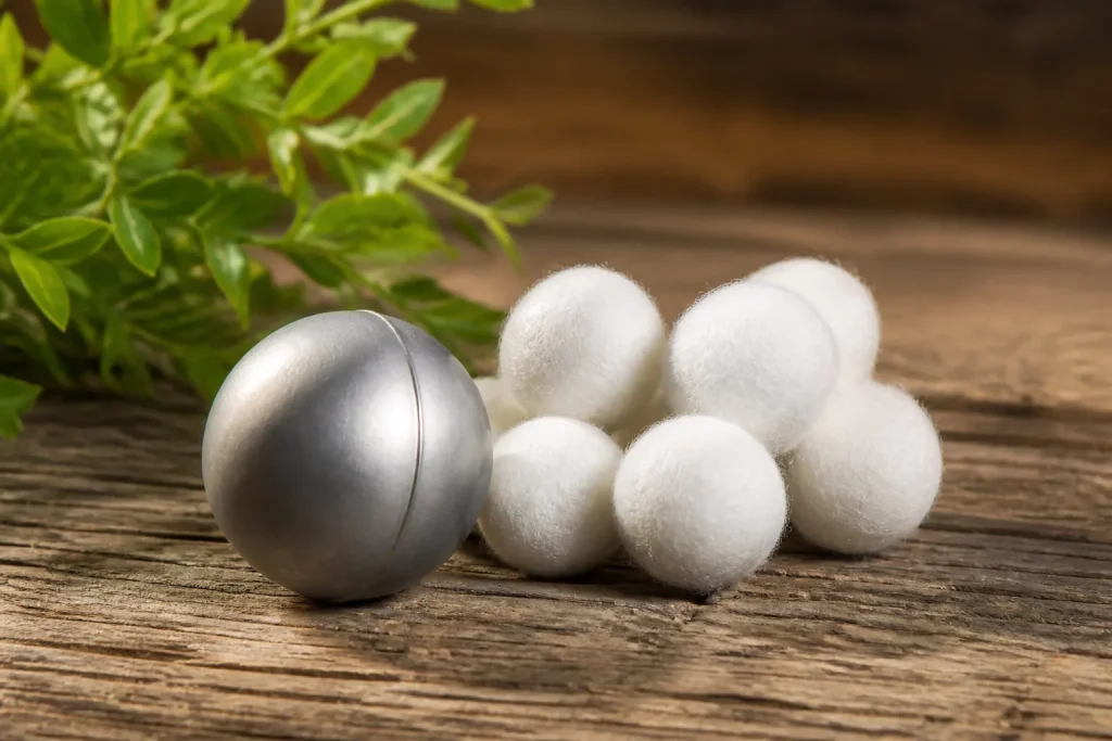 Boule aluminium grise aupres balles lavage blanches