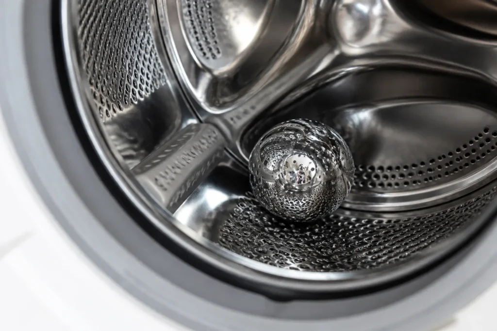 Boule argentee compacte dans tambour machine a laver