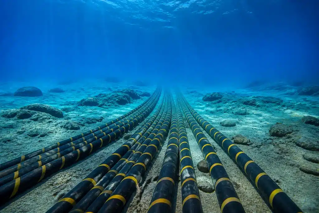 Cables sous-marins multiples traversant ocean bleu profond