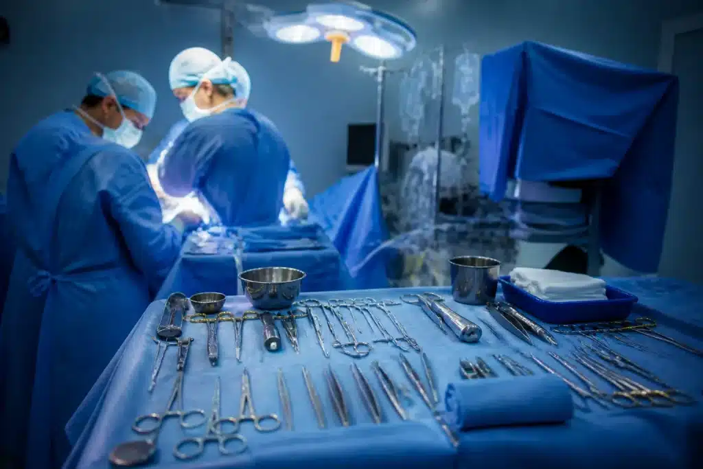 Salle operatoire avec instruments chirurgicaux et moniteur medical
