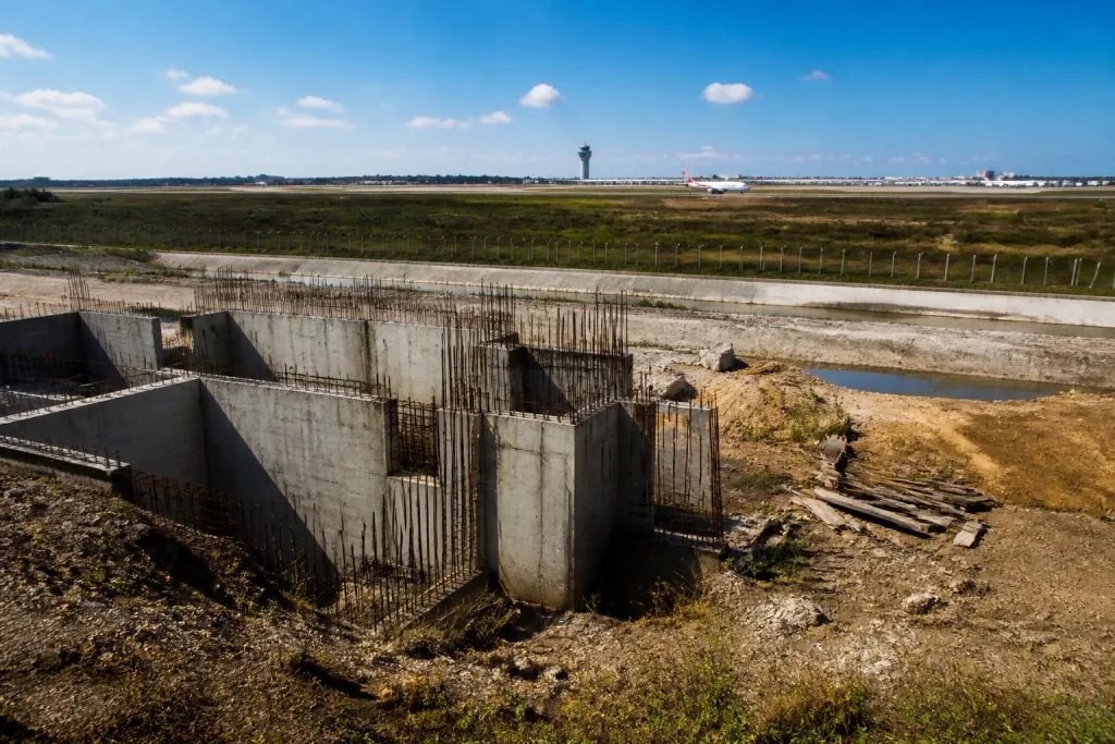 Chantier abandonne pres de piste aeroport
