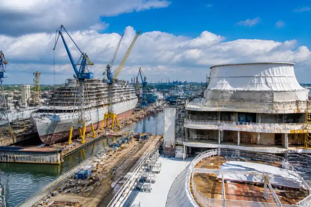 Chantier naval avec navires modernes en construction simultanée