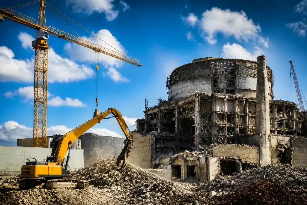 Chantier nucleaire avec grues et structures industrielles demolition