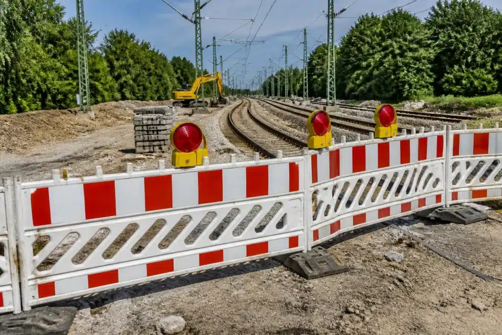 Chantiers ferroviaires européens avec panneaux d'arrêt administratif