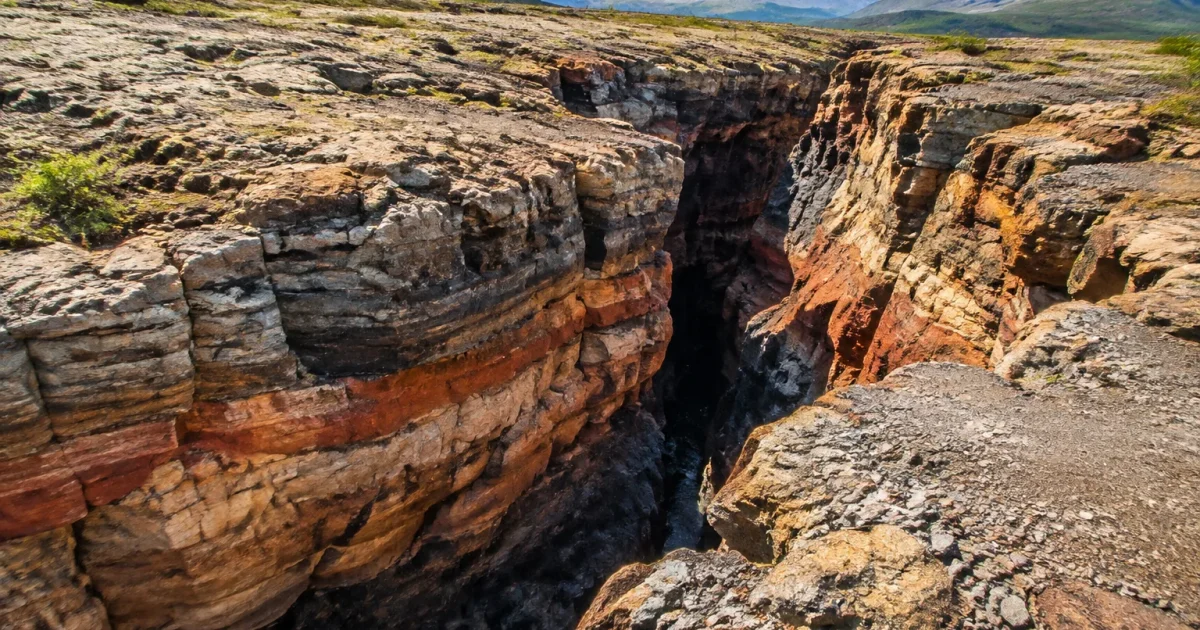 Croute terrestre fissure couches geologiques separees par crevasse profonde
