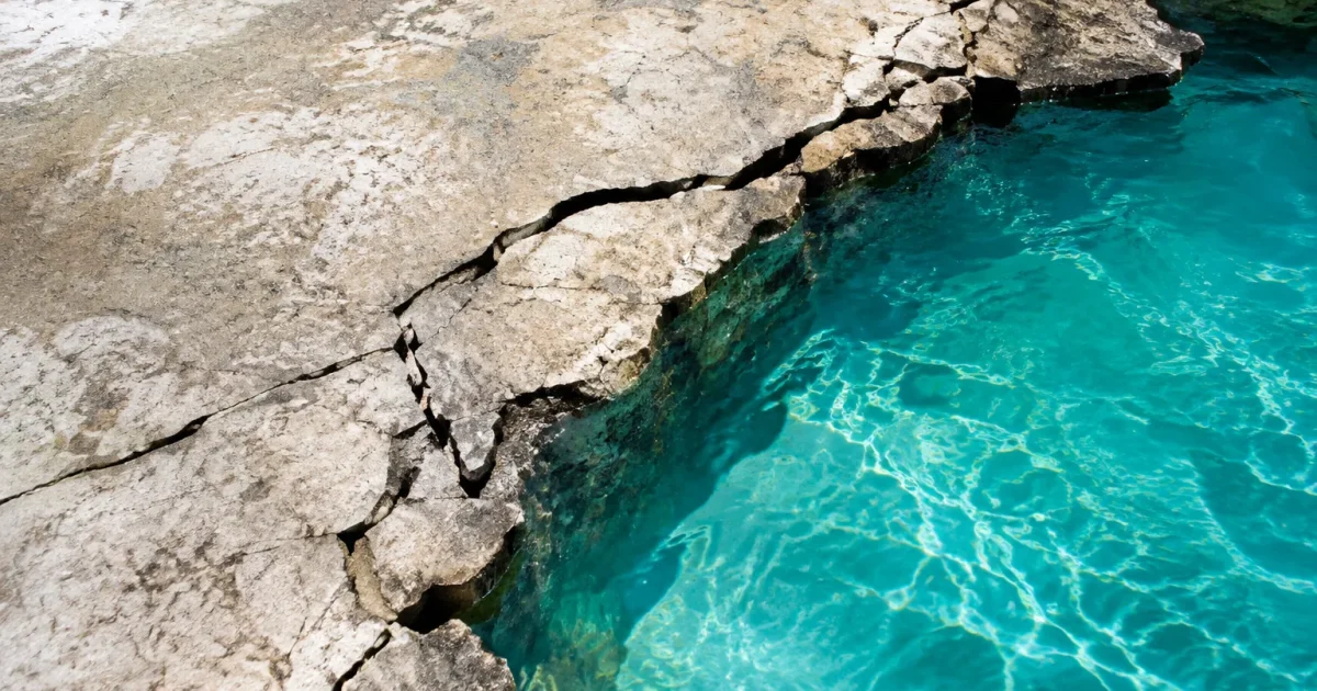 Dalle beton degradee avec ruptures eau turquoise