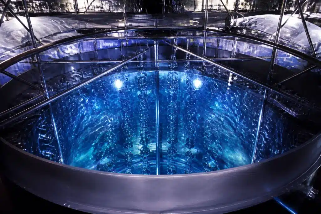 Chambre souterraine avec réservoir de xenon liquide brillant