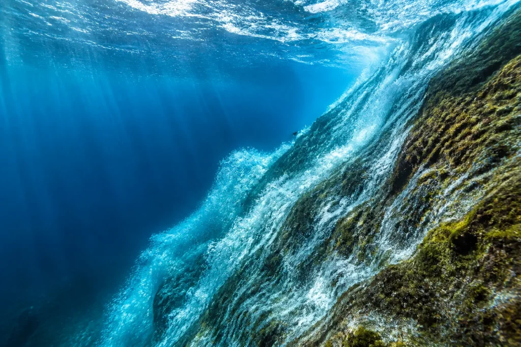 Eau bleue remontant contre pente oceanique raide