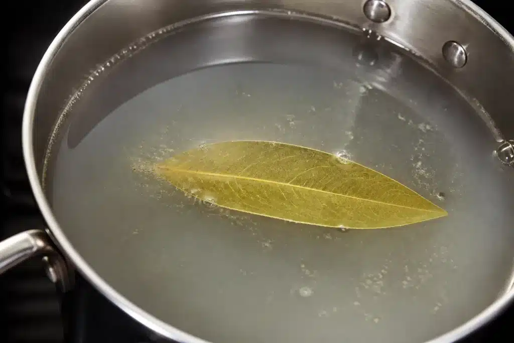 Eau trouble avec feuille de laurier palissante dedans